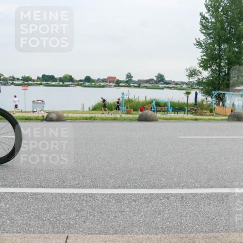 15.06.2025 - 27. Vierlanden-Triathlon H.Heesch http://msf.ph/oto/8037675 15.06.2025 10:53:07 Radfahren 247, 399, 587, 615 meine-sportfotos.de