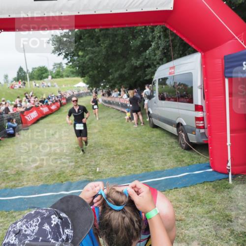 21.06.2025 - 27. Vierlanden-Triathlon MichiJ http://msf.ph/oto/8037692 15.06.2026 13:13:18 Ziel 49, 677 meine-sportfotos.de