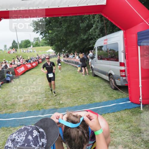21.06.2025 - 27. Vierlanden-Triathlon MichiJ http://msf.ph/oto/8037697 15.06.2026 13:13:18 Ziel 49, 677 meine-sportfotos.de