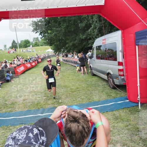 21.06.2025 - 27. Vierlanden-Triathlon MichiJ http://msf.ph/oto/8037705 15.06.2026 13:13:18 Ziel 49, 677 meine-sportfotos.de