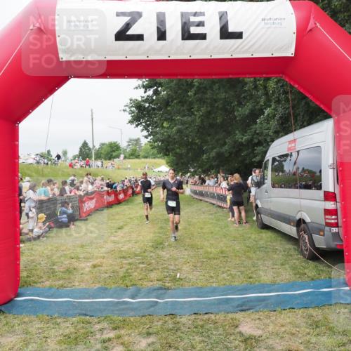 21.06.2025 - 27. Vierlanden-Triathlon MichiJ http://msf.ph/oto/8037724 15.06.2026 13:13:27 Ziel 723, 761 meine-sportfotos.de
