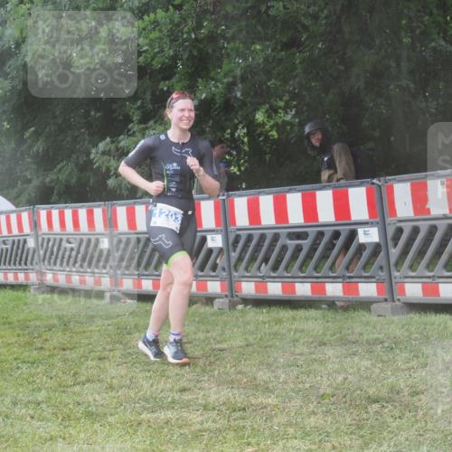 21.06.2025 - 27. Vierlanden-Triathlon KatJ http://msf.ph/oto/8037733 15.06.2025 14:19:18 Ziel 1181, 1203 meine-sportfotos.de
