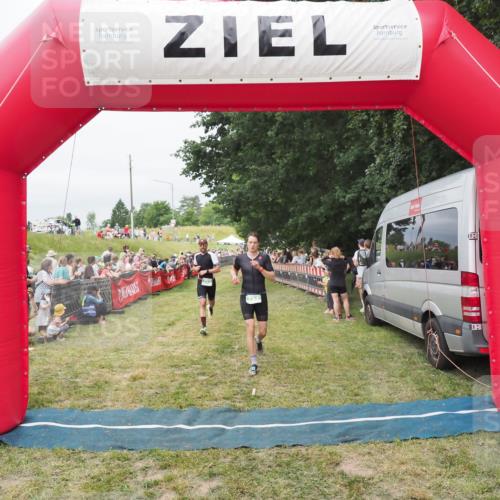 21.06.2025 - 27. Vierlanden-Triathlon MichiJ http://msf.ph/oto/8037756 15.06.2026 13:13:28 Ziel 723, 761 meine-sportfotos.de