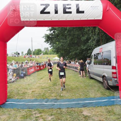 21.06.2025 - 27. Vierlanden-Triathlon MichiJ http://msf.ph/oto/8037763 15.06.2026 13:13:28 Ziel 723, 761 meine-sportfotos.de