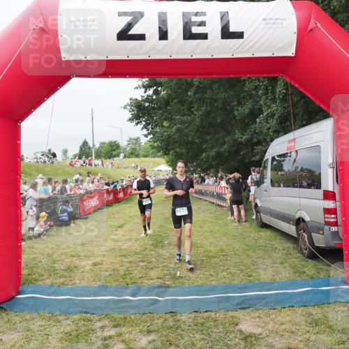 21.06.2025 - 27. Vierlanden-Triathlon MichiJ http://msf.ph/oto/8037771 15.06.2026 13:13:28 Ziel 723, 761 meine-sportfotos.de
