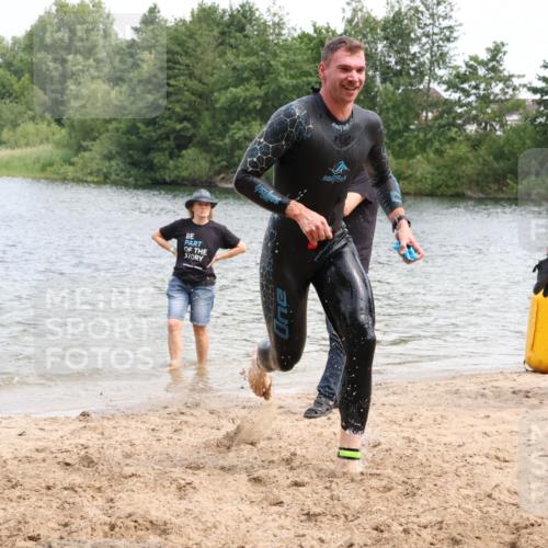 21.06.2025 - 27. Vierlanden-Triathlon Lena Gebhardt http://msf.ph/oto/8037796 15.06.2025 12:07:08 Schwimmen 1018, 1025, 1026 meine-sportfotos.de