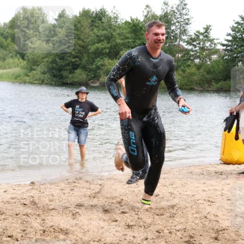 21.06.2025 - 27. Vierlanden-Triathlon Lena Gebhardt http://msf.ph/oto/8037801 15.06.2025 12:07:08 Schwimmen 1018, 1025, 1026 meine-sportfotos.de