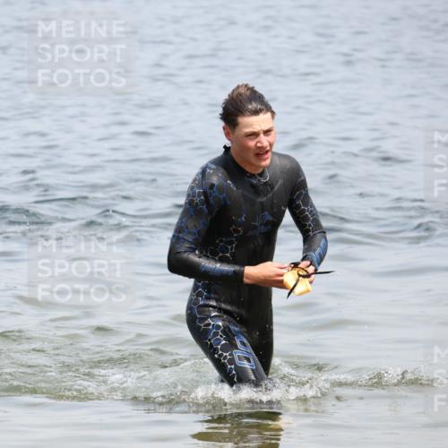 21.06.2025 - 27. Vierlanden-Triathlon Lena Gebhardt http://msf.ph/oto/8037806 15.06.2025 12:08:42 Schwimmen 1034, 1035, 1037, 1038 meine-sportfotos.de