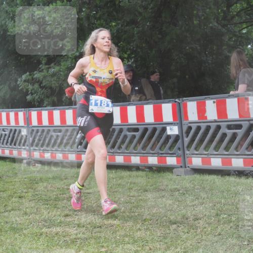 21.06.2025 - 27. Vierlanden-Triathlon KatJ http://msf.ph/oto/8037812 15.06.2025 14:19:21 Ziel 1181, 1203 meine-sportfotos.de