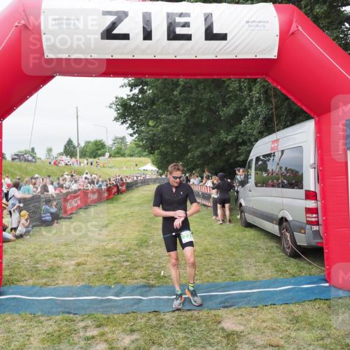 21.06.2025 - 27. Vierlanden-Triathlon MichiJ http://msf.ph/oto/8037865 15.06.2026 13:13:37 Ziel 778 meine-sportfotos.de