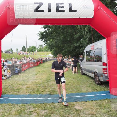 21.06.2025 - 27. Vierlanden-Triathlon MichiJ http://msf.ph/oto/8037869 15.06.2026 13:13:37 Ziel 778 meine-sportfotos.de