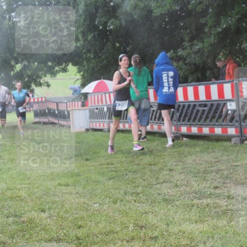 21.06.2025 - 27. Vierlanden-Triathlon KatJ http://msf.ph/oto/8037873 15.06.2025 14:19:32 Ziel 1198, 1200, 1265, 1303 meine-sportfotos.de