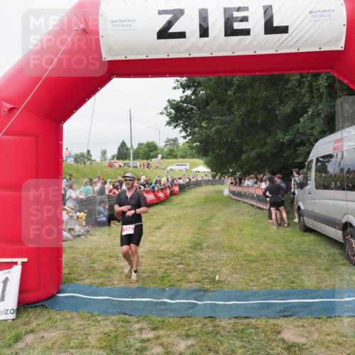 21.06.2025 - 27. Vierlanden-Triathlon MichiJ http://msf.ph/oto/8037874 15.06.2026 13:13:54 Ziel 134 meine-sportfotos.de