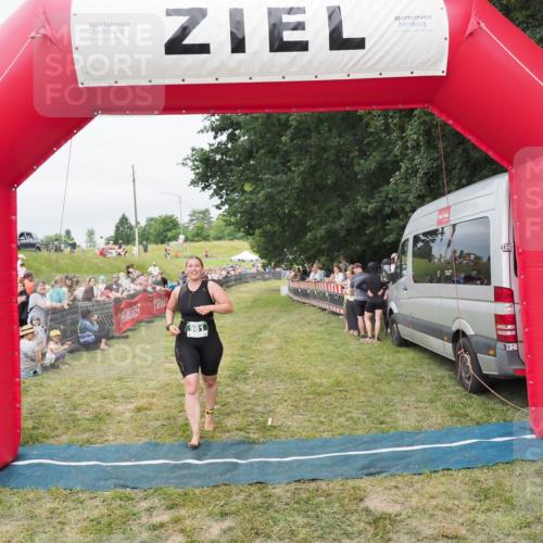21.06.2025 - 27. Vierlanden-Triathlon MichiJ http://msf.ph/oto/8037924 15.06.2026 13:14:25 Ziel 981 meine-sportfotos.de