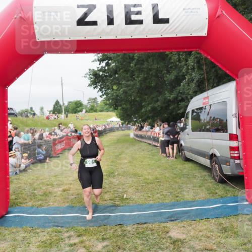 21.06.2025 - 27. Vierlanden-Triathlon MichiJ http://msf.ph/oto/8037938 15.06.2026 13:14:26 Ziel 981 meine-sportfotos.de