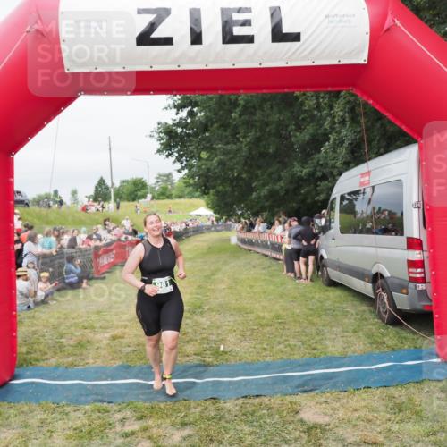 21.06.2025 - 27. Vierlanden-Triathlon MichiJ http://msf.ph/oto/8037944 15.06.2026 13:14:26 Ziel 981 meine-sportfotos.de