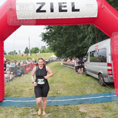 21.06.2025 - 27. Vierlanden-Triathlon MichiJ http://msf.ph/oto/8037967 15.06.2026 13:14:26 Ziel 981 meine-sportfotos.de