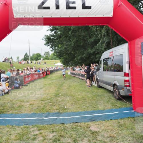 21.06.2025 - 27. Vierlanden-Triathlon MichiJ http://msf.ph/oto/8037986 15.06.2026 13:14:57 Ziel 947 meine-sportfotos.de
