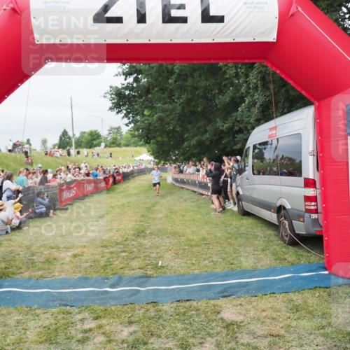 21.06.2025 - 27. Vierlanden-Triathlon MichiJ http://msf.ph/oto/8037998 15.06.2026 13:14:57 Ziel 947 meine-sportfotos.de
