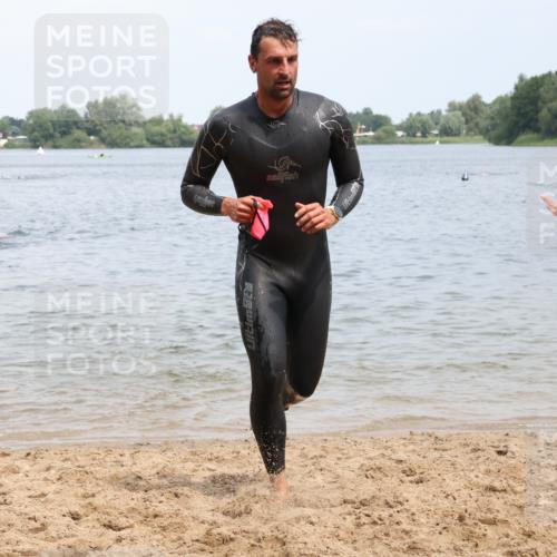 21.06.2025 - 27. Vierlanden-Triathlon Lena Gebhardt http://msf.ph/oto/8038003 15.06.2025 12:09:00 Schwimmen 1032, 1033, 1035, 1036 meine-sportfotos.de