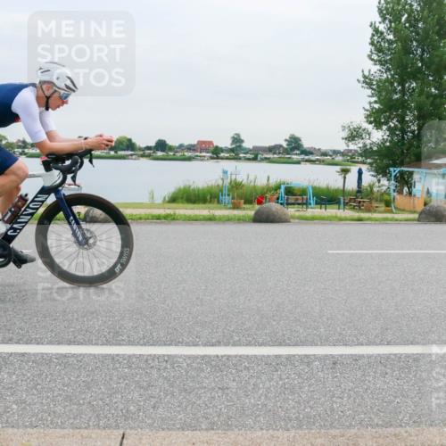 15.06.2025 - 27. Vierlanden-Triathlon H.Heesch http://msf.ph/oto/8038012 15.06.2025 10:55:01 Radfahren 8, 546, 608 meine-sportfotos.de