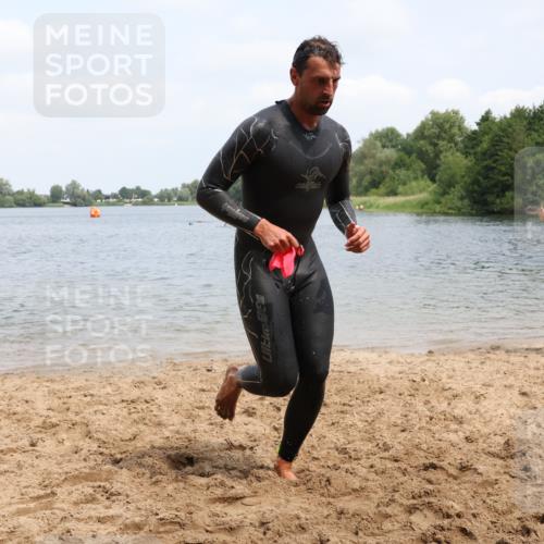 21.06.2025 - 27. Vierlanden-Triathlon Lena Gebhardt http://msf.ph/oto/8038022 15.06.2025 12:09:02 Schwimmen 1032, 1033, 1036 meine-sportfotos.de