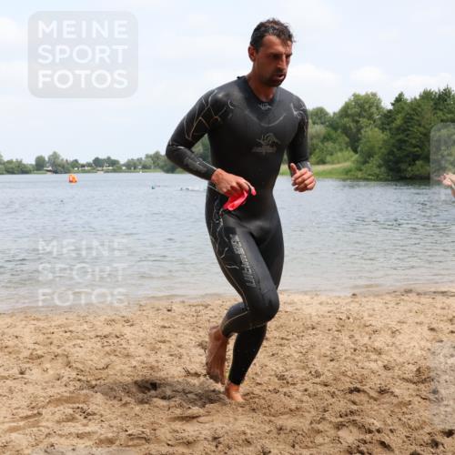 21.06.2025 - 27. Vierlanden-Triathlon Lena Gebhardt http://msf.ph/oto/8038026 15.06.2025 12:09:02 Schwimmen 1032, 1033, 1036 meine-sportfotos.de