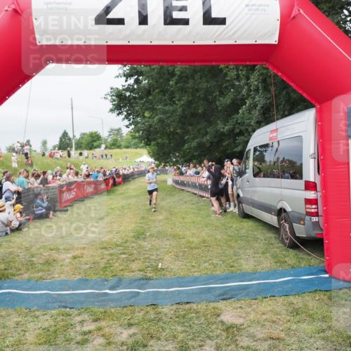 21.06.2025 - 27. Vierlanden-Triathlon MichiJ http://msf.ph/oto/8038029 15.06.2026 13:14:58 Ziel 947 meine-sportfotos.de