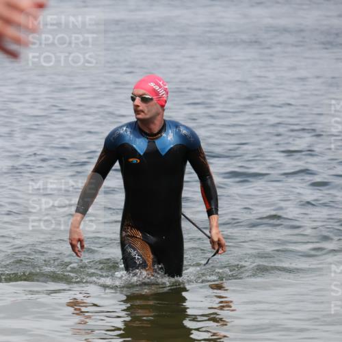 21.06.2025 - 27. Vierlanden-Triathlon Lena Gebhardt http://msf.ph/oto/8038030 15.06.2025 12:09:14 Schwimmen 1029, 1030 meine-sportfotos.de