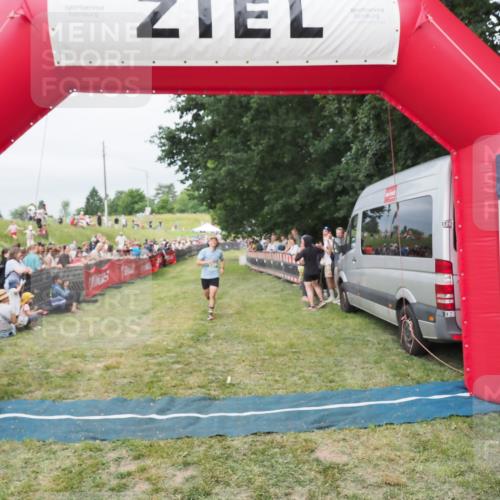 21.06.2025 - 27. Vierlanden-Triathlon MichiJ http://msf.ph/oto/8038040 15.06.2026 13:14:59 Ziel 947 meine-sportfotos.de