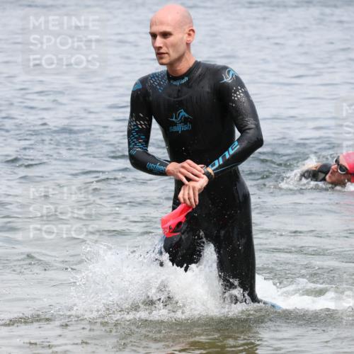 21.06.2025 - 27. Vierlanden-Triathlon Lena Gebhardt http://msf.ph/oto/8038041 15.06.2025 12:09:15 Schwimmen 1029, 1030 meine-sportfotos.de