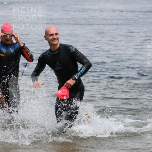 21.06.2025 - 27. Vierlanden-Triathlon Lena Gebhardt http://msf.ph/oto/8038049 15.06.2025 12:09:16 Schwimmen 1029, 1030 meine-sportfotos.de