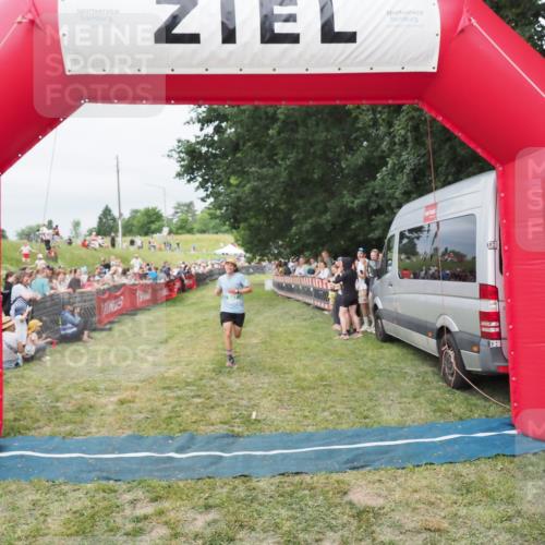 21.06.2025 - 27. Vierlanden-Triathlon MichiJ http://msf.ph/oto/8038054 15.06.2026 13:14:59 Ziel 947 meine-sportfotos.de