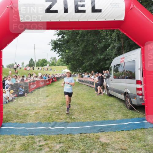 21.06.2025 - 27. Vierlanden-Triathlon MichiJ http://msf.ph/oto/8038067 15.06.2026 13:15:00 Ziel 947 meine-sportfotos.de