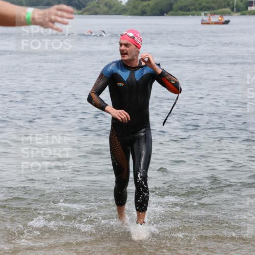 21.06.2025 - 27. Vierlanden-Triathlon Lena Gebhardt http://msf.ph/oto/8038070 15.06.2025 12:09:18 Schwimmen 1029, 1030, 1031 meine-sportfotos.de