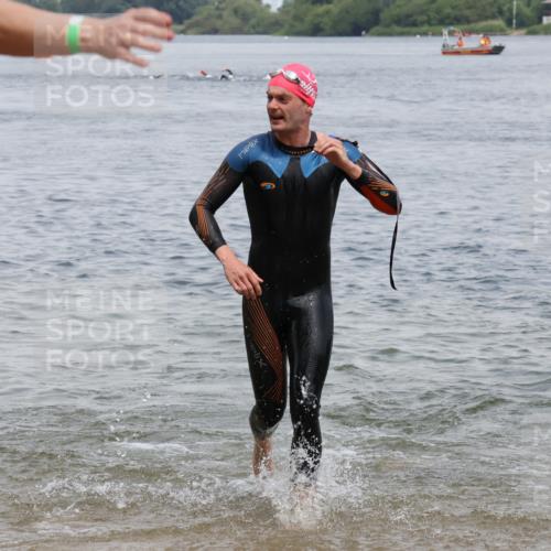21.06.2025 - 27. Vierlanden-Triathlon Lena Gebhardt http://msf.ph/oto/8038072 15.06.2025 12:09:18 Schwimmen 1029, 1030, 1031 meine-sportfotos.de