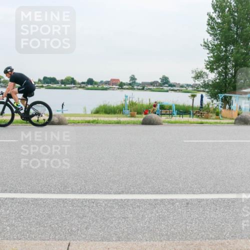 15.06.2025 - 27. Vierlanden-Triathlon H.Heesch http://msf.ph/oto/8038083 15.06.2025 10:55:32 Radfahren 167, 221, 559 meine-sportfotos.de