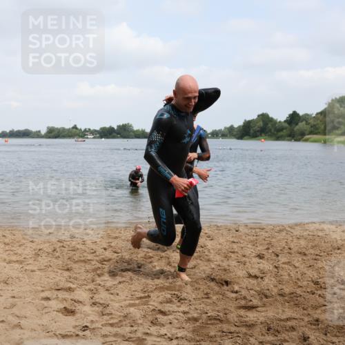 21.06.2025 - 27. Vierlanden-Triathlon Lena Gebhardt http://msf.ph/oto/8038087 15.06.2025 12:09:21 Schwimmen 1029, 1030, 1031 meine-sportfotos.de