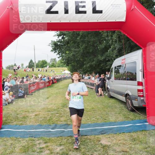 21.06.2025 - 27. Vierlanden-Triathlon MichiJ http://msf.ph/oto/8038096 15.06.2026 13:15:01 Ziel 947 meine-sportfotos.de