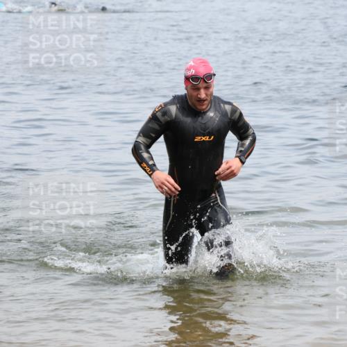 21.06.2025 - 27. Vierlanden-Triathlon Lena Gebhardt http://msf.ph/oto/8038098 15.06.2025 12:09:23 Schwimmen 1029, 1030, 1031 meine-sportfotos.de