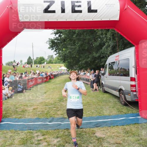 21.06.2025 - 27. Vierlanden-Triathlon MichiJ http://msf.ph/oto/8038105 15.06.2026 13:15:01 Ziel 947 meine-sportfotos.de