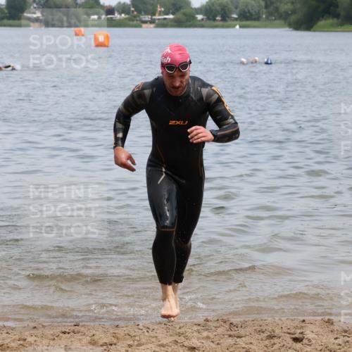 21.06.2025 - 27. Vierlanden-Triathlon Lena Gebhardt http://msf.ph/oto/8038109 15.06.2025 12:09:26 Schwimmen 1029, 1030, 1031 meine-sportfotos.de