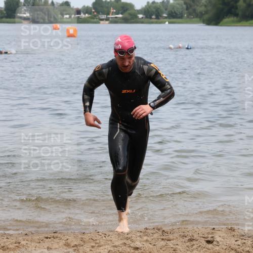 21.06.2025 - 27. Vierlanden-Triathlon Lena Gebhardt http://msf.ph/oto/8038113 15.06.2025 12:09:26 Schwimmen 1029, 1030, 1031 meine-sportfotos.de