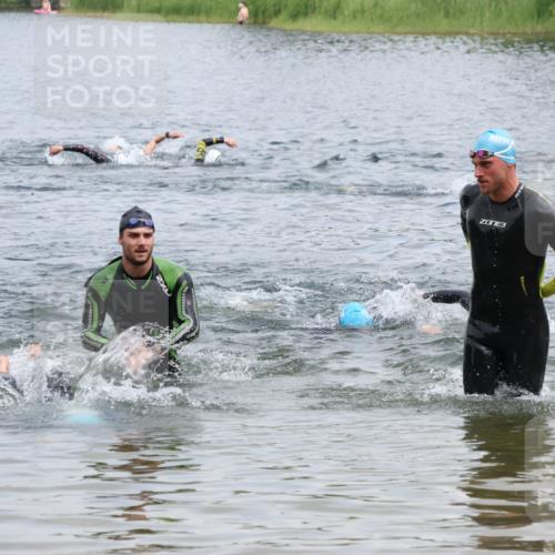 21.06.2025 - 27. Vierlanden-Triathlon Lena Gebhardt http://msf.ph/oto/8038129 15.06.2025 12:10:12 Schwimmen 1039, 1040, 1043 meine-sportfotos.de