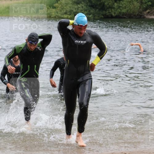 21.06.2025 - 27. Vierlanden-Triathlon Lena Gebhardt http://msf.ph/oto/8038143 15.06.2025 12:10:15 Schwimmen 1039, 1040, 1041, 1042, 1043 meine-sportfotos.de