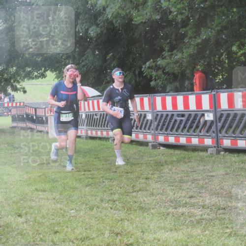 21.06.2025 - 27. Vierlanden-Triathlon KatJ http://msf.ph/oto/8038147 15.06.2025 14:20:14 Ziel 910, 1209, 1213 meine-sportfotos.de