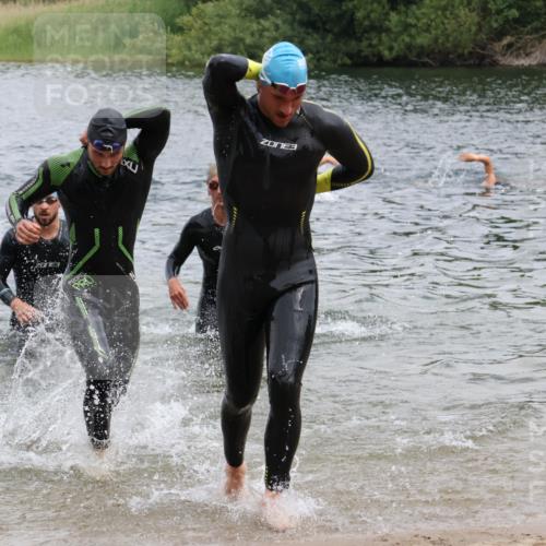 21.06.2025 - 27. Vierlanden-Triathlon Lena Gebhardt http://msf.ph/oto/8038148 15.06.2025 12:10:15 Schwimmen 1039, 1040, 1041, 1042, 1043 meine-sportfotos.de