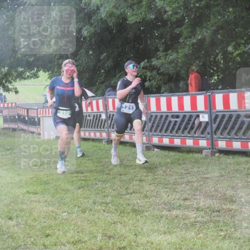 21.06.2025 - 27. Vierlanden-Triathlon KatJ http://msf.ph/oto/8038152 15.06.2025 14:20:14 Ziel 910, 1209, 1213 meine-sportfotos.de