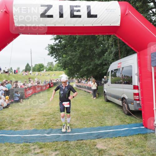 21.06.2025 - 27. Vierlanden-Triathlon MichiJ http://msf.ph/oto/8038156 15.06.2026 13:15:40 Ziel 77 meine-sportfotos.de