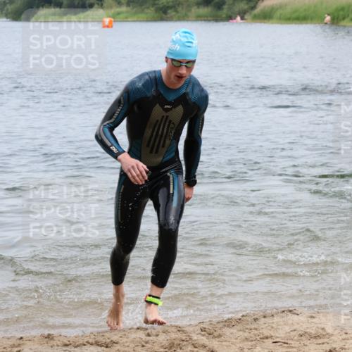 21.06.2025 - 27. Vierlanden-Triathlon Lena Gebhardt http://msf.ph/oto/8038157 15.06.2025 12:10:17 Schwimmen 1039, 1040, 1041, 1042, 1043 meine-sportfotos.de